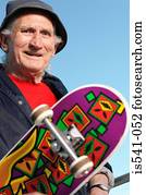 homem idoso, com, skateboard