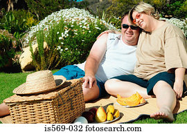 par feliz, tendo uma piquenique