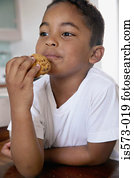 menino, comer, um, biscoito