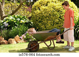 menino, em, carrinho de mão, e, amigo