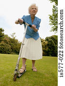 mulher velha, jardim