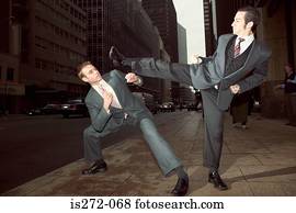homens negócios, luta, em, rua