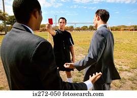 árbitro, segurando, um, cartão vermelho