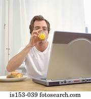 homem, em, pequeno almoço, com, laptop