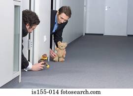 homens negócios, tocando, com, ursos teddy