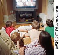 gezin, kijkende televisie