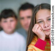 olhar sério, menina, com, pai, e, irmão