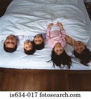 família jovem, mentindo cama