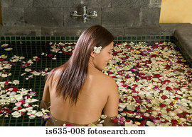 mujer, en, baño, con, pétalos