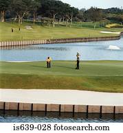 dois homens, golfe jogando