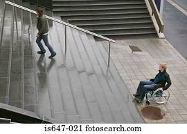 homem incapacitado, sendo, ignorado