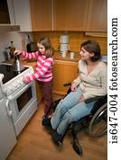 incapacitado, mãe filha, em, cozinha