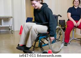 mulher, aprendizagem, para, uso, cadeira rodas