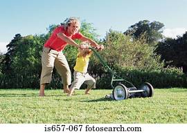 pai filho, cortando gramado