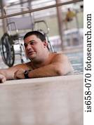 homem, descansar, a, borda, de, um, piscina