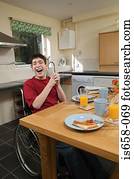 homem incapacitado, rir, em, tabela pequeno almoço