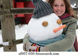 mulher, abraçando, um, boneco neve