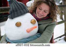 mulher, abraçando, um, boneco neve