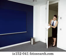 mujer, puerta de inauguración, a, oficina