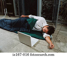 homem dormindo, perto, laptop