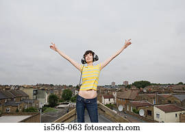 mulher jovem, escutar música, ligado, telhado