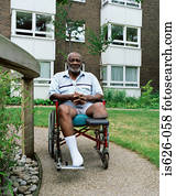 homem, em, cadeira rodas, em, jardim