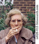 mulher idosa, fumar