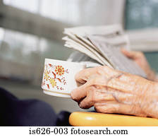 pessoa idosa, lendo jornal