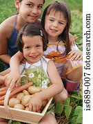 crianças, com, cesta, de, legumes