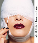 mulher, pôr, broto algodão, sob, faixa