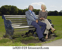 Parchen Sitzen Auf A Parkbank Stock Bild Is099q8l3 Fotosearch
