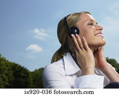 mulher, escutar música, em, um, parque