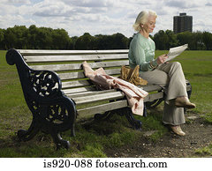 mulher idosa, leitura, em, um, parque