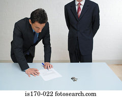 homem, assinando, um, contrato