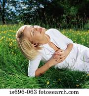 mulher, mentindo, em, campo