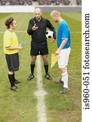 árbitro, lançando uma moeda