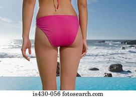 mujer estar de pie, por, infinito, piscina