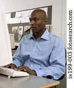 estudante maduro, usando computador