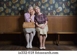 mulher sênior, sussurrando, para, amigo