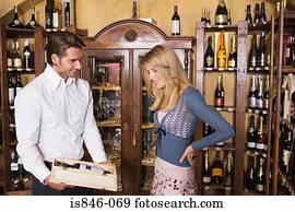 assistente vendas, mostrando, cliente, vinho