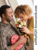 homem, dar, mulher, flores, e, chocolates, ligado, dia dos namorados