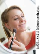 menina adolescente, aplicando, cosméticos