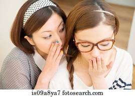 mulher, sussurrando, para, amigo