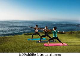 mulheres, ligado, penhasco, em, ioga posiciona