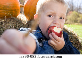 menino, comer uma maçã