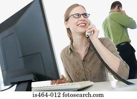 frau, auf, telefon, in, ein, büro