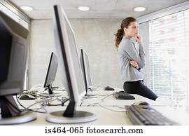 peinzend, vrouw, in, bureau