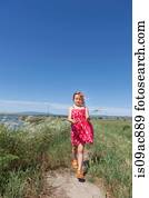 menina, andar, por, rio, pântano