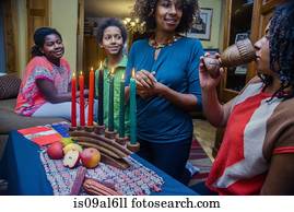 família, ficar, redondo, iluminado, kinara, velas, celebrando, kwanzaa