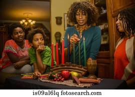 família, mais claro, kinara, velas, celebrando, kwanzaa